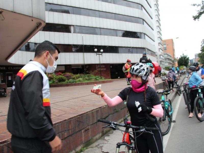 ciclista mostrando cédula