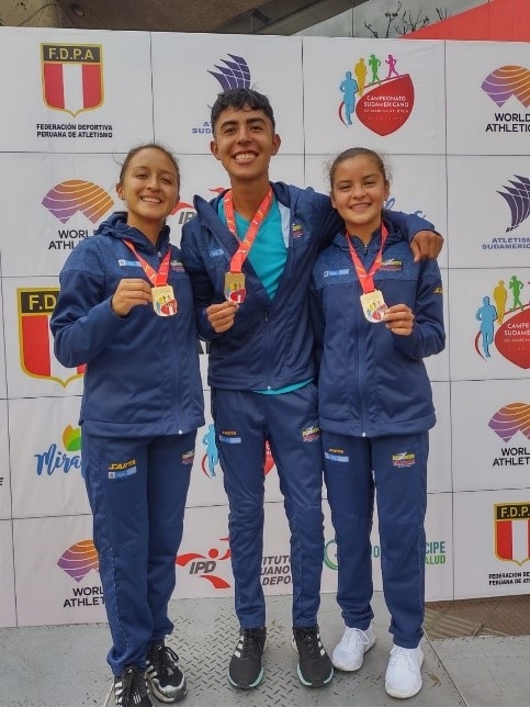 jovenes en el podio