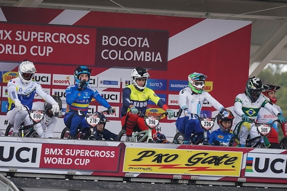 deportistas de bmx compitiendo 