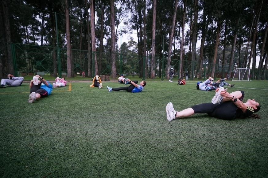 personas ejercitándose en un parque