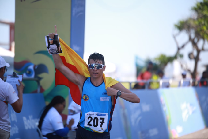 José Montaña levantando la bandera