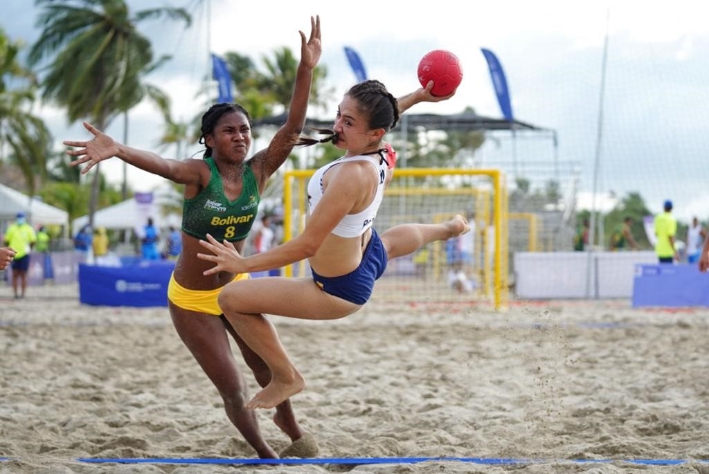 sonia peña jugando volley