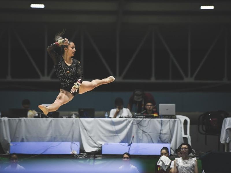 Valentina Pardo saltando