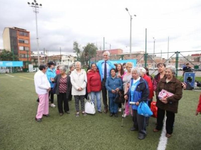 Alcalde Peñalosa y adultos mayores en cancha sintética
