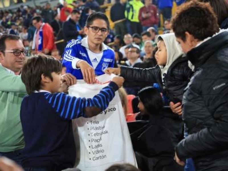 Hinchas de fútbol recogen basura