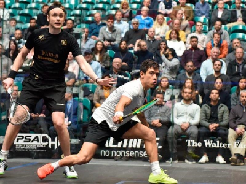 Deportistas de squash en competencia