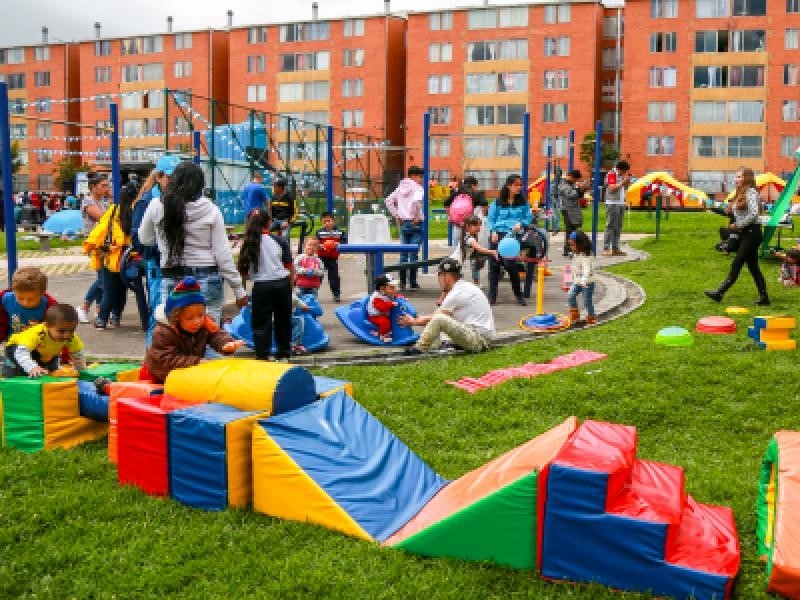 Niños y bebés practican actividades en parque