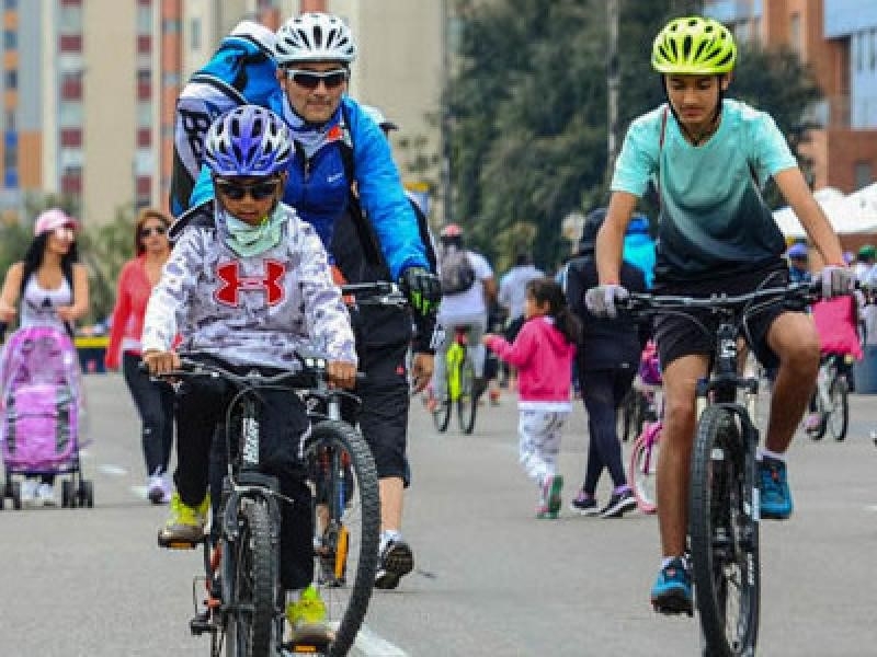Personas en ciclovía