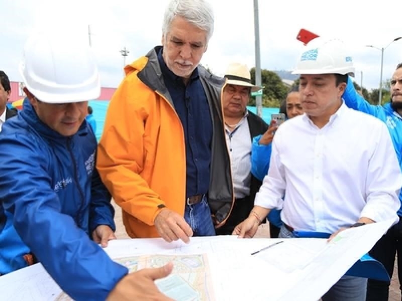 Alcalde Peñalosa y 2 hombres miran planos de la obra