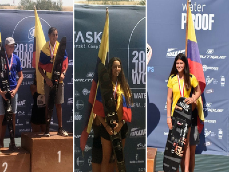 Deportistas de esquí en el podio