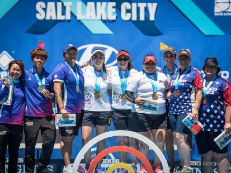 Deportistas sostienen medallas
