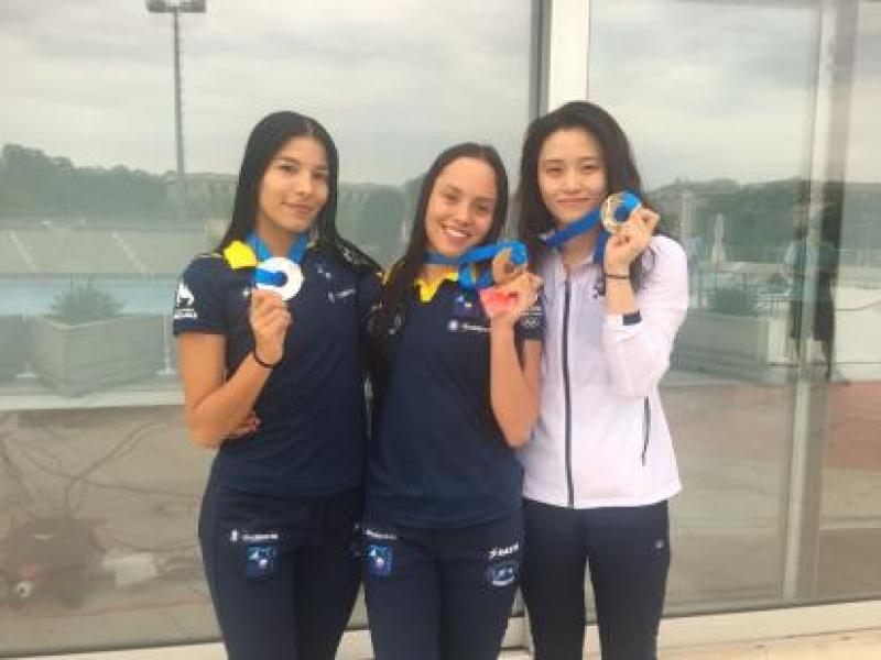 Deportistas sostienen medallas