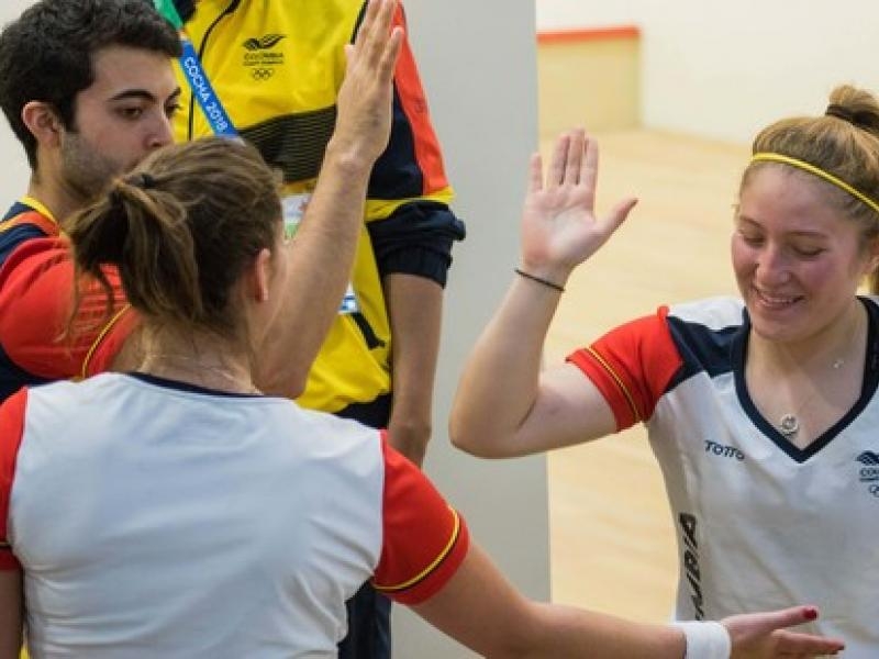 Deportistas de voleibol se saludan
