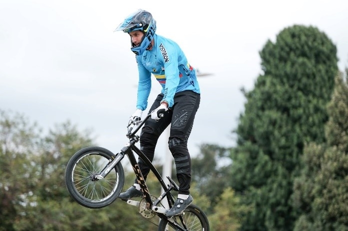 Carlos Ramírez en la pista BMX