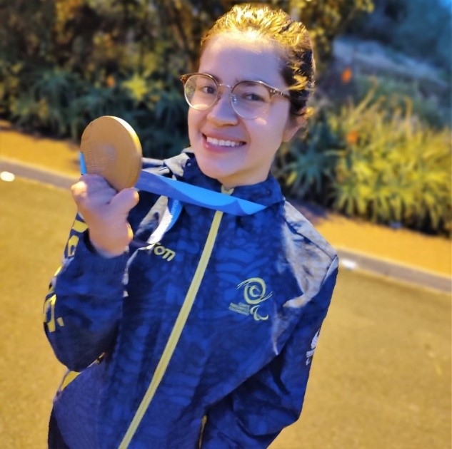 Laura González muestra la medalla