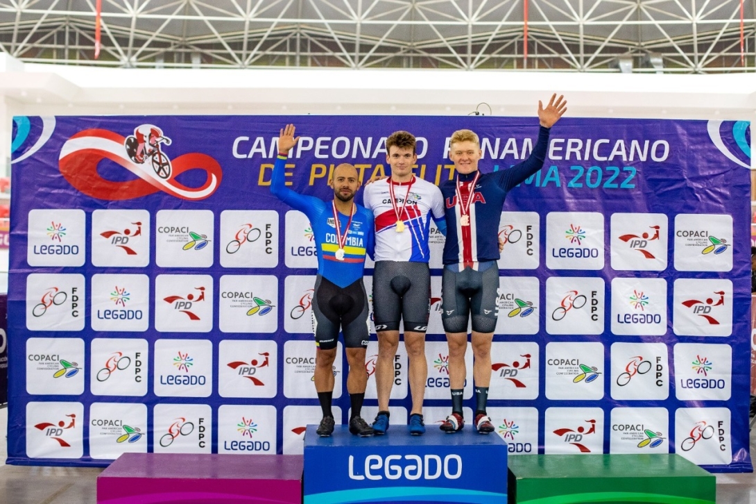 Jordan Parra (izq,.) logró dos medallas de plata en el Panamericano de Pista en Perú. Foto cortesía fedeciclismo.
