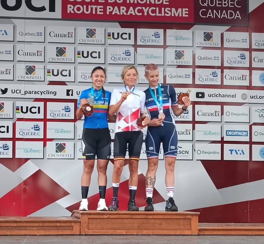 Paula Ossa (izq.), ganó medalla de plata en ruta en la Copa Mundo de Paracycling en Canadá. Foto cortesía Fedeciclismo.