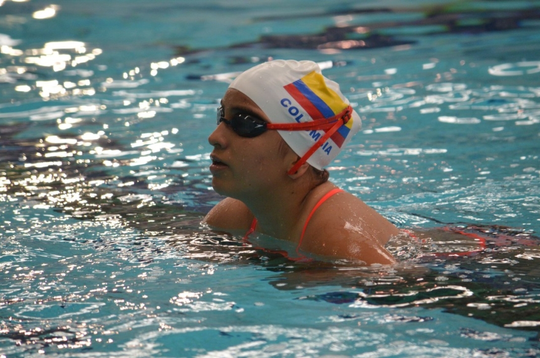 Sara Vargas en la piscina