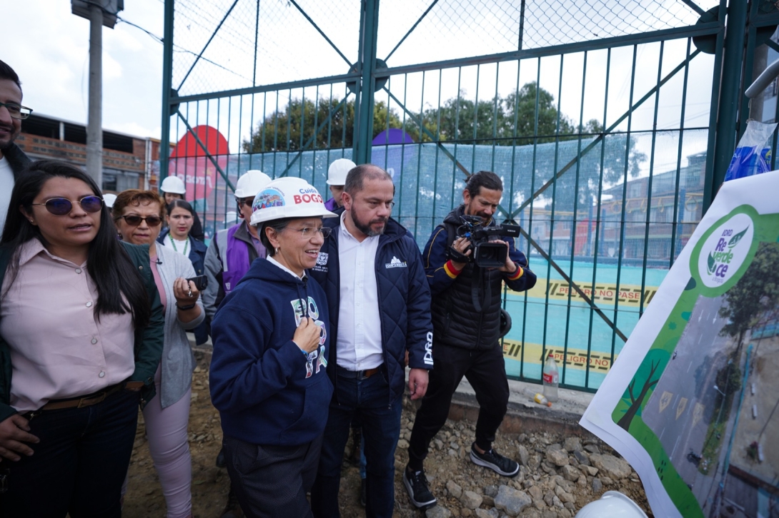 La alcaldesa Claudia López visitando las obras de Tunjuelito