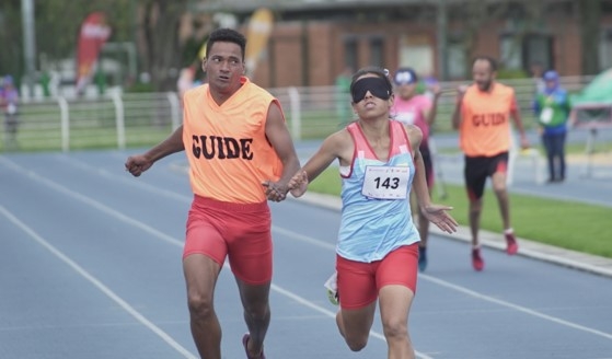 Ionis Salcedo y su guía Níver Rangel en los 200 metros planos. Llevan 3 medallas de oro. Foto IDRD.