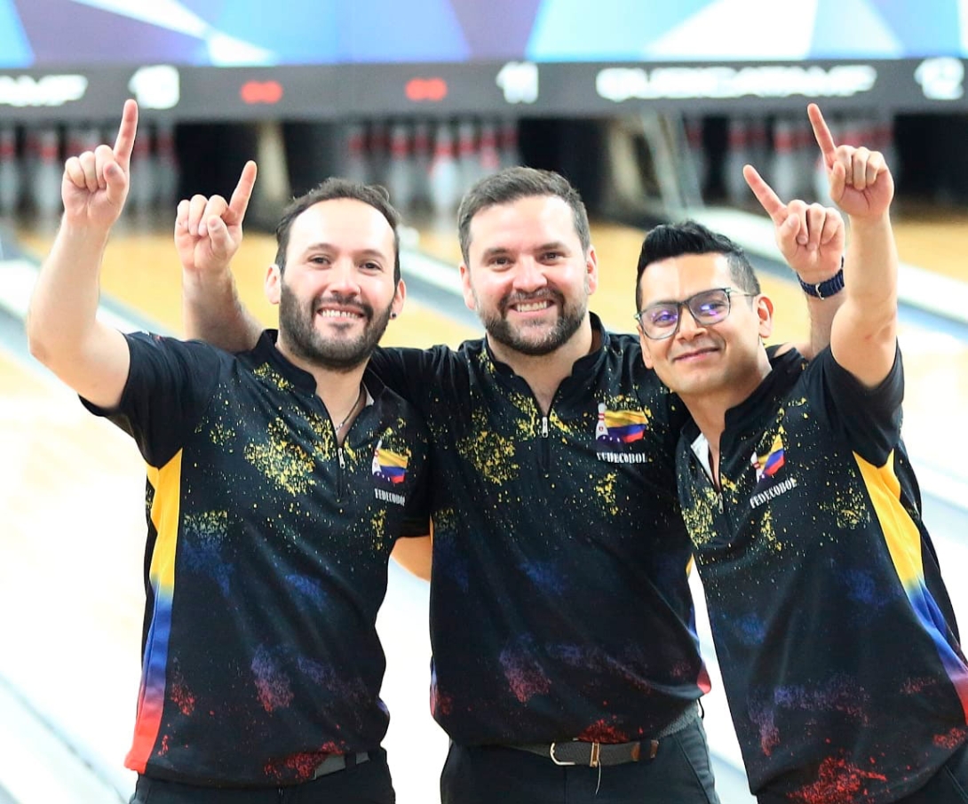 Óscar Rodríguez (izq.), Manuel Otálora (cen.) y Edwar Rey, oro en ternas en el bowling. Foto cortesía COC.