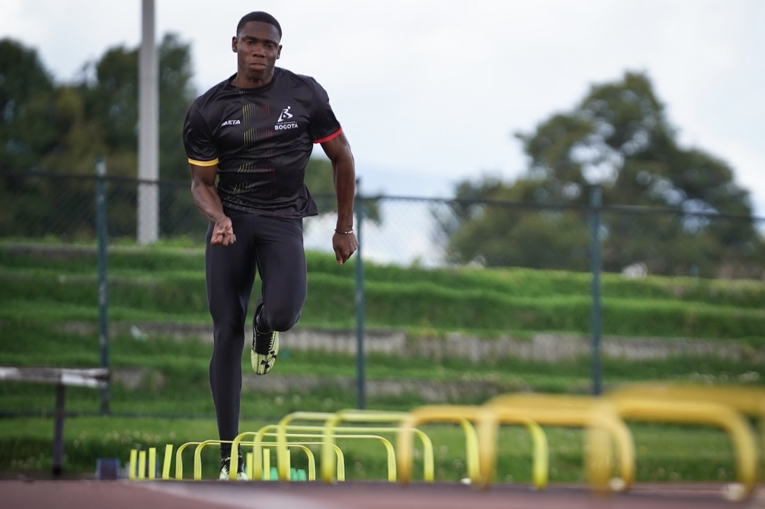 Jornada histórica de Ronal Longa en el Suramericano de Atletismo, ya tiene tiquete a París 2024. Foto IDRD/Andrés ROT.