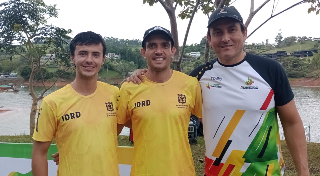 Martín Verswyvel (izq.), el oro Santiago Correa y representante de Santander, podio de de la prueba de slalom en Calima Darién.