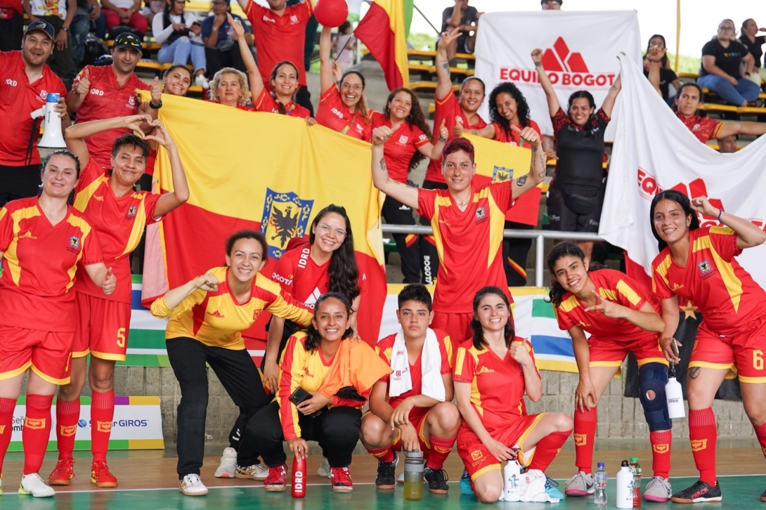 Equipo de fútbol sala femenino de Bogotá, que se subió al podio tras lograr la plata.