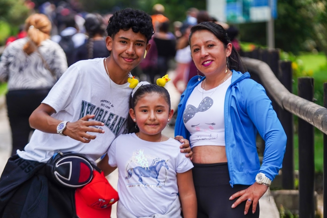 Familia en el sendero de Monserrate