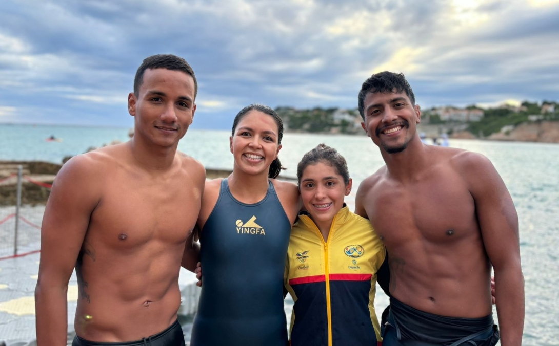 Alexander Jiménez (izq.) dos títulos mundiales en natación con aletas; con él (izq. a der.) María Clara Lopera, la bogotana Laura Saavedra y Alejandro Hurtado, equipo que ganó plata en el relevo mixto 4x1.000. Foto cortesía FEDECAS.