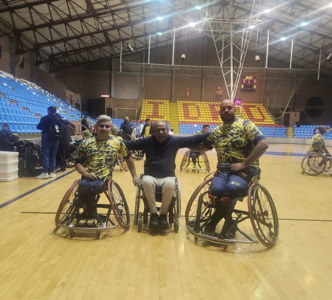 Julian López, el profesor Luis Ninco y Daniel Parra, los bogotanos de la Selección Colombia de baloncesto en silla de ruedas. Foto IDRD.