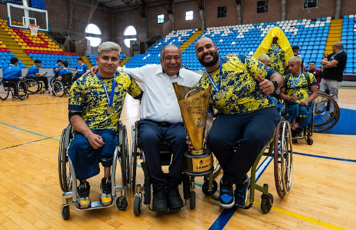 Los bogotanos campeones del Suramericano de Baloncesto en silla de ruedas. Daniel Parra, el profesor Luis Alberto Ninco y Julián Lopez. Foto IDRD.