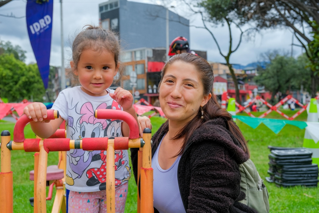 Madre e hija em un parque