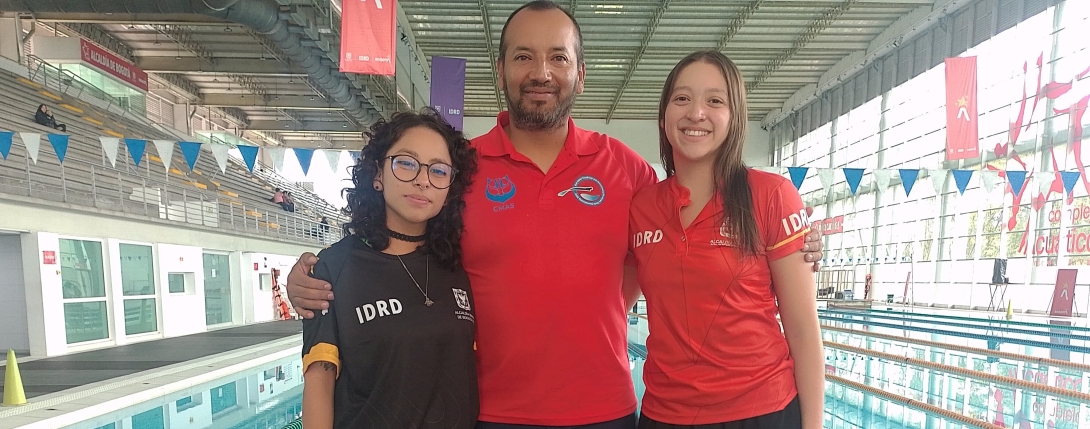 Las paraactividades subacuáticas se estrenan en los Juegos Mundiales en Chengdú, China, con la paraapnea dinámica. Dos bogotanas representarán a Colombia., Yuritza Arévalo (izq.) y María Carolina Rodríguez (der ); van con el entrenador Jimmy Acosta. Foto IDRD.