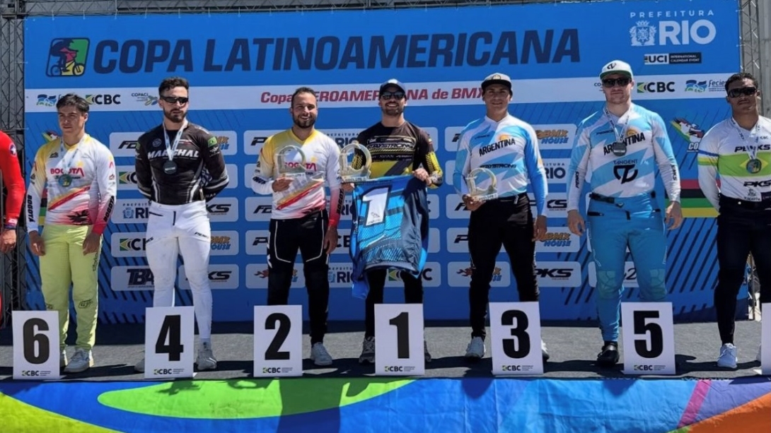 Otra vez en el podio, tras un año sin correr debido a una lesión, el doble medallista olímpico de BMX Racing, Carlos Ramírez, en la Copa Iberoamericana y Latinoamericana en Brasil. Aparecen (izq. a der.) Santiago Suárez, de Bogotá, sexto, Guilherme Ribeiro (Brasil, cuarto), Carlos Ramírez, de Bogotá (plata), Mateo Carmona (Colombia, oro), Gonzalo Molina (Argentina, bronce), Federico Villegas (Argentina, quinto) y Pedro Vinicius Santos (Brasil, séptimo). Foto prensa Confederación Brasileña de Ciclismo.