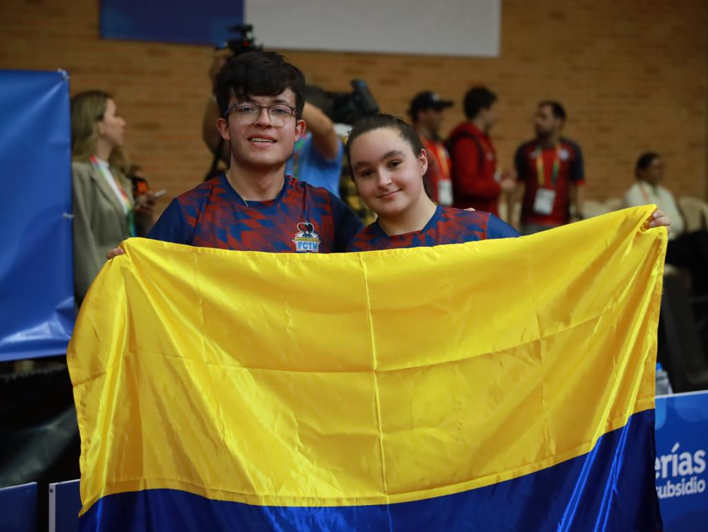 Julián Chinchilla (izq.), ganó hace 2 años en Bogotá con Jessica Alzate, el oro en dobles mixtos en paratenis de mesa. Ahora quiere repetir título. Foto IDRD. 