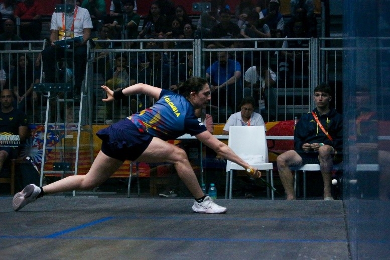 Laura Viviana Tovar Pérez es una de las máximas medallistas de Colombia en los XX Juegos Bolivarianos Lima-Ayacucho 2025, con 3 preseas de oro; ganó las tres que disputó en squash. Foto cortesía COC.
