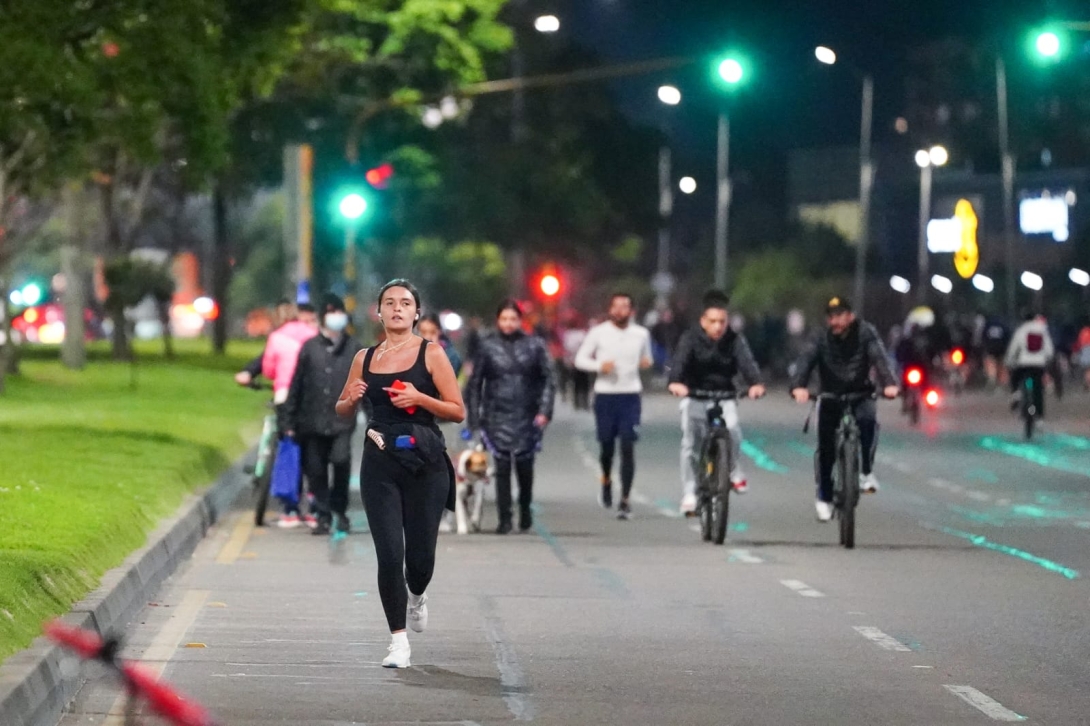 Bogotá recibe una nueva noche inolvidable con la Ciclovía Nocturna