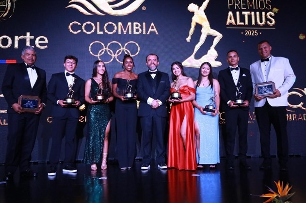El IDRD y el Equipo Bogotá, ganadores en los Premios Altius. Aparecen (izq. a der.) Elías del Valle, Samuel Sosa, Manuela Rodríguez, Natalia Linares, Daniel García -director IDRD-, Gabriela Rueda, Valeria Hernández, Alexander Jiménez y Martín Suárez. Foto IDRD.