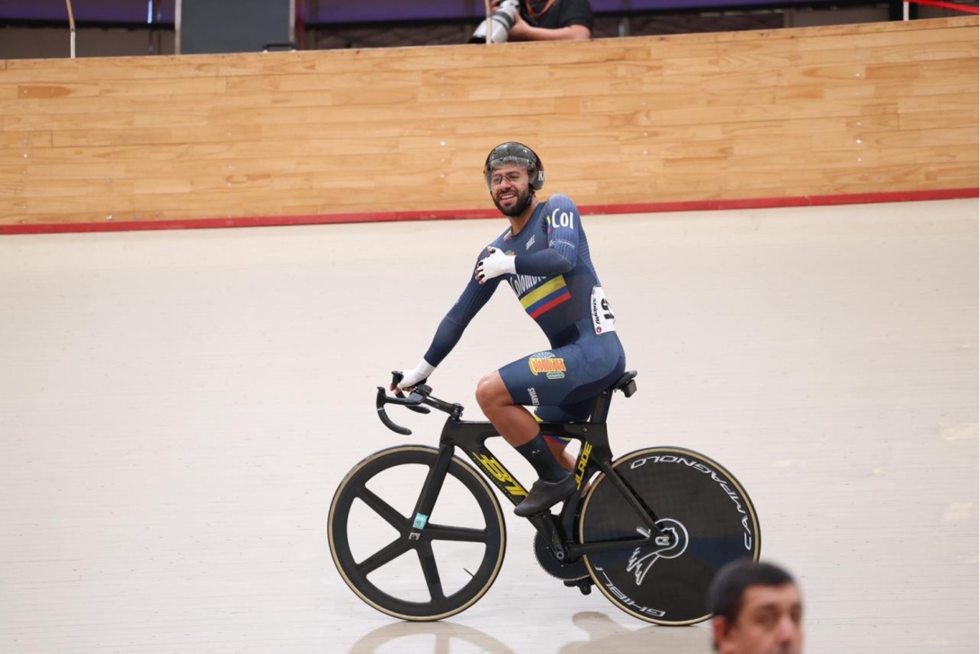Alegría plena del ciclista del Equipo Bogotá, Jordan Parra, tras ganar la prueba de la eliminación en el Campeonato Panamericano de Pista Élite en Santiago de Chile. Foto cortesía Fedeciclismo. 