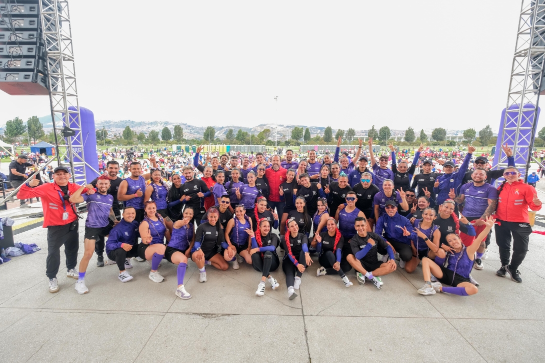 El director del IDRD, Daniel García Cañón, junto a instructores de actividad física y miles de asistentes durante la jornada realizada en el parque El Tunal. Foto: IDRD.