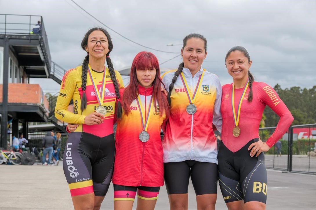 Medallistas del Equipo Bogotá en las pruebas contrarreloj de la Copa Nacional de Paracycling en Tocancipá. Aparecen (izq. a der.) Giselle Natalia Hernández, Sara Cruz, Lina Dueñas y Paula Andrea Ossa. Fotos IDRD.