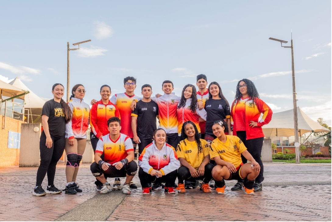 El Equipo Bogotá de Levantamiento de Pesas, dirigido por Alicia Romero (arriba, tercera de izq.  a der.), quien regresó y espera volver a poner este deporte en los más ato, sobre todo en los Juegos Nacionales. 2027. Foto IDRD.