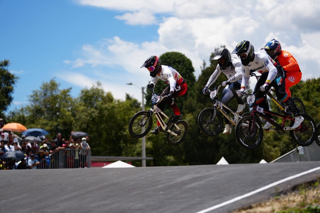 El BMX Racing tendrá una gran fiesta en la pista Carlos Ramírez del PRD, con el Campeonato Panamericano y Copa Latinoamericana este fin de semana. Carlos Ramírez (izq.), es carta bogotana. Foto IDRD. 