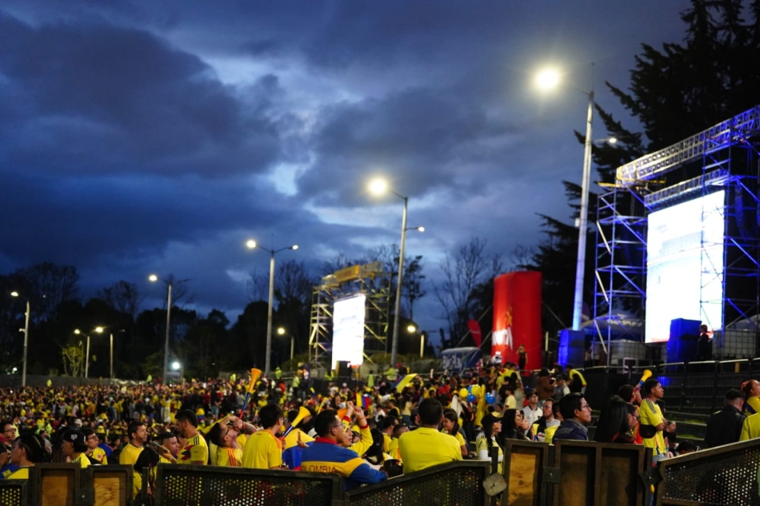 Pantalla gigante en parque transmitiendo un partido de fútbol