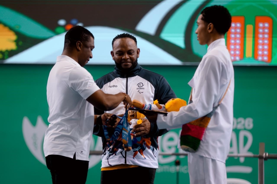 El deportista del Equipo Bogotá, Fabio Torres (centro), recibe su medalla de parte del ministro (e) del Deporte, Óscar Figueroa (izq.), en los Juegos Parasuramericanos Valledupar 2026. Foto cortesía Mindeporte.