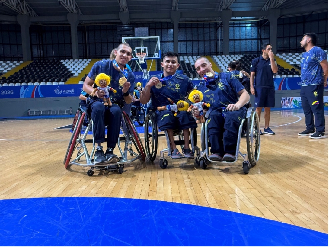 Jhoan Sebastián Peña Romero, Julián David López Romero y Federico López Rodríguez son los tres jugadores del Equipo Bogotá, campeones con Colombia en el baloncesto en silla de ruedas de los Juegos Parasuramericanos Valledupar 2026. Foto IDRD.
