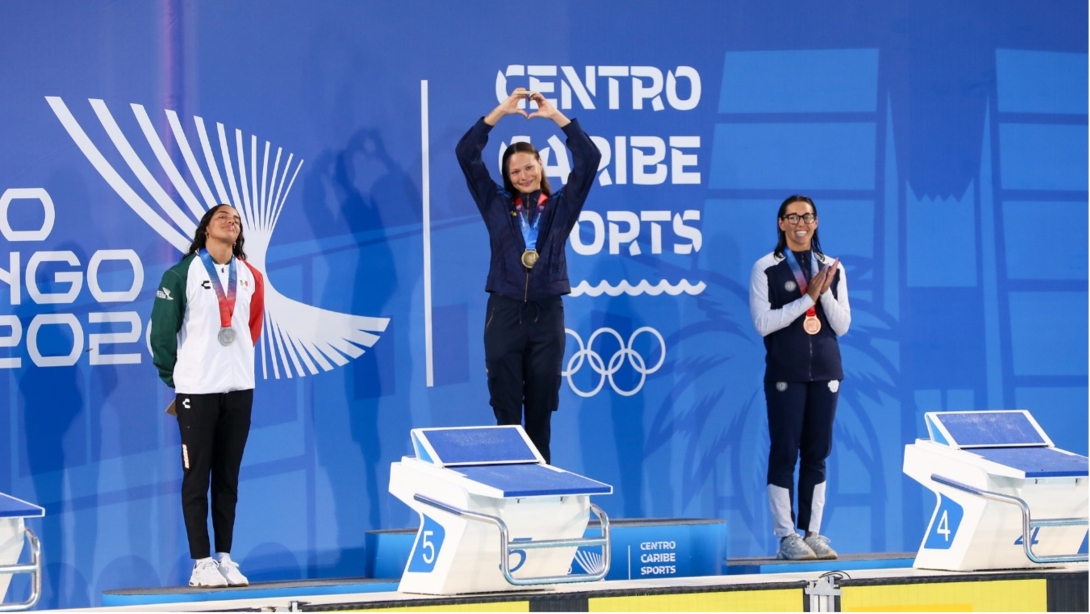 La nadadora bogotana Sirena Rowe (centro), ganó la medalla de oro en los 50 metros libre femenino, e impuso nuevo récord para esta prueba en los Juegos Centroamericanos y del Caribe. Foto cortesía COC.