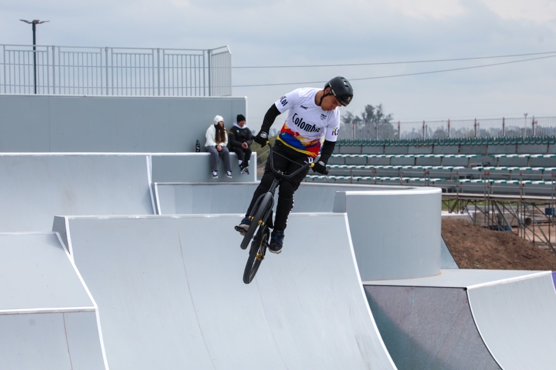 Luis Oswaldo Rincón sacó un repertorio sensacional en la final del ciclismo BMX Freestyle, y se colgó la medalla de oro en los XIII Juegos Suramericanos Santafé 2026, en Argentina. Foto cortesía COC.
