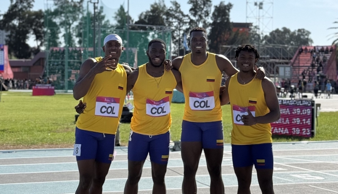 Equipo colombiano de 4x100 mts planos, medalla de oro. Ronal Longa (izq,) fue el rey de la velocidad con 3 oros. Después de él, en orden, John Paredes, el también bogotano Carlos Palacios y Carlos Flórez. Foto cortesía COC..